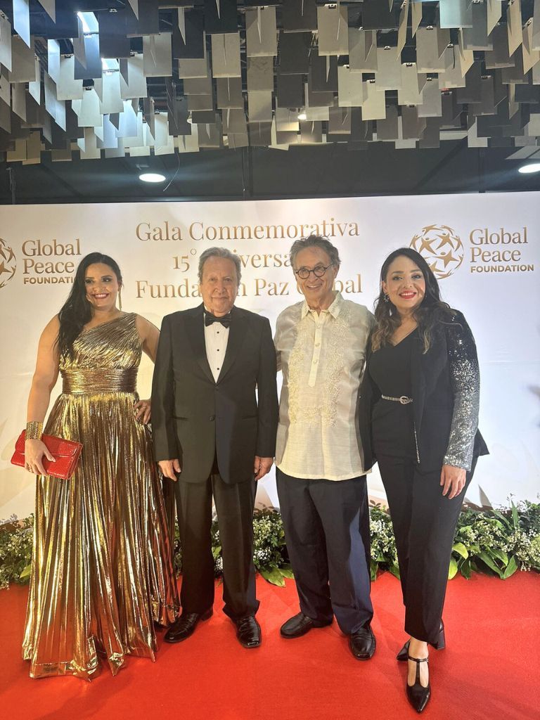 Former President of Guatemala, Vinicio Cerezo, posing alongside Viktor Sebek, Olinda Salguero, and another participant at the Gala commemorating the 15th Anniversary of Fundación Paz Global.